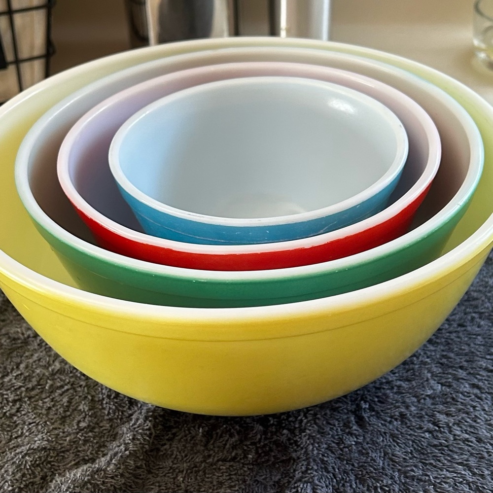 Pyrex mixing bowls the only one that looks used is the blue one